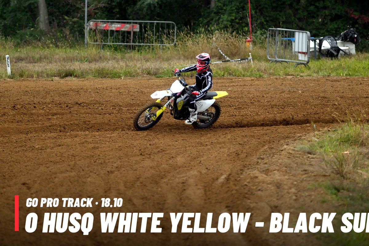 0 HUSQ WHITE YELLOW - BLACK SUITE - RED HELMET · 0 PACCHETTO – tutte le tue foto del 18/10