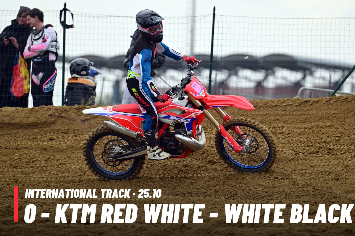 0 - KTM RED WHITE - WHITE BLACK SUITE (WHITE BLACK HELMET) · 0 PACCHETTO – tutte le tue foto del 25/10