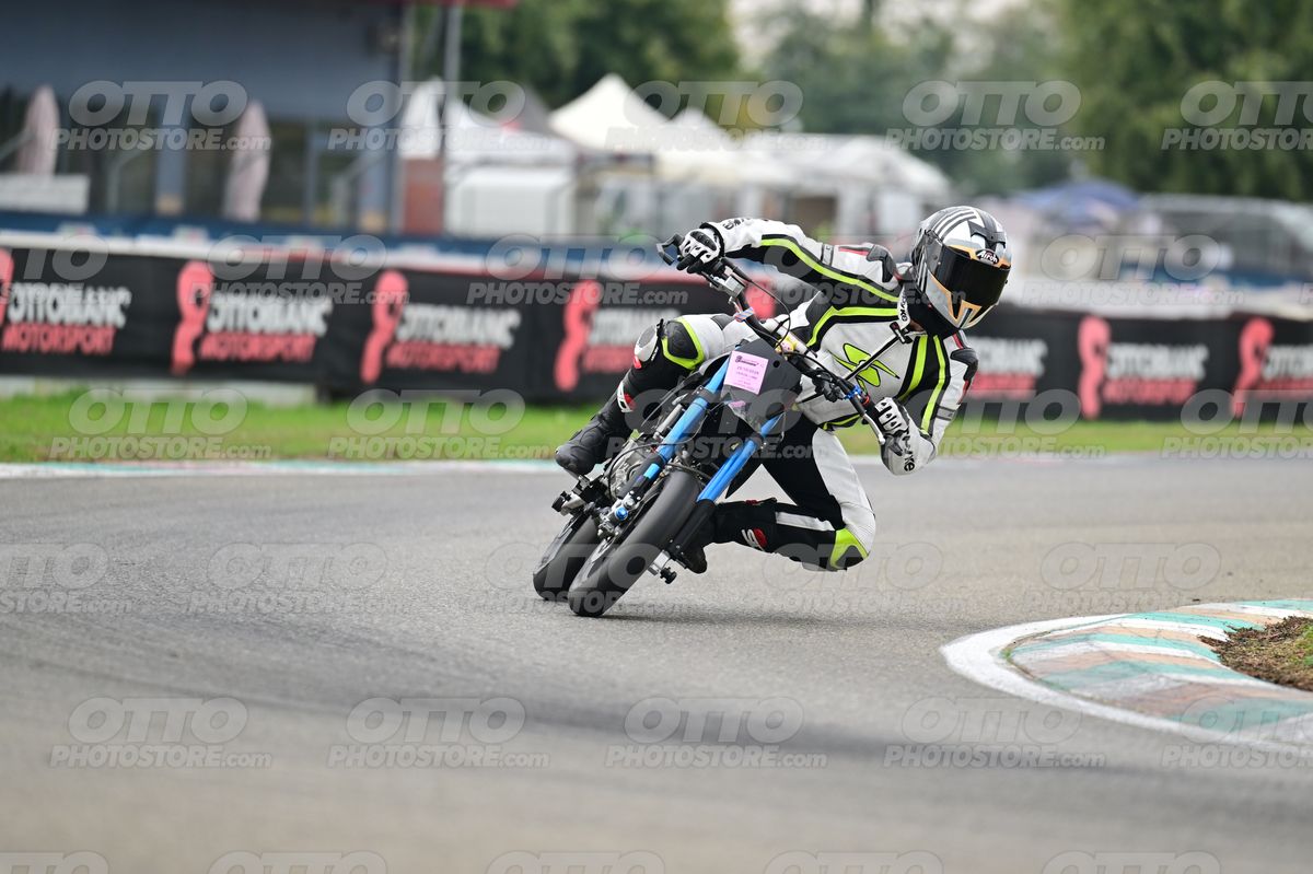 PITBIKE - SCOOTER 0 - BLACK BLUE - WHITE BLACK SUITE (WHITE BLACK HELMET) · DSH_0075