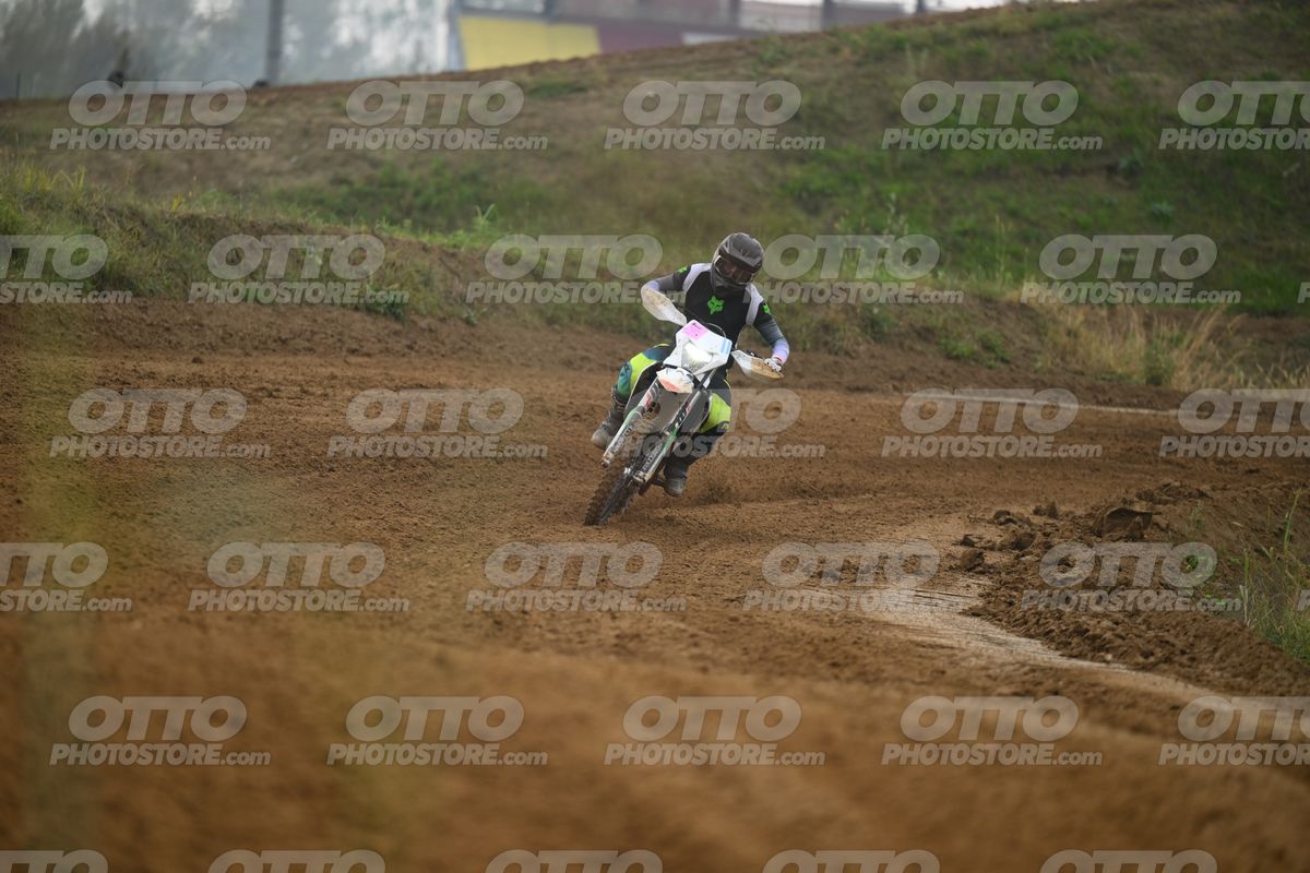 WHITE BIKE WITH PINK NUMBER PLATE - BLACK GREY FLUO GREEN FOX SUIT WITH FLUO YELLOW GREEN TEAL PANTS - BLACK GREY HELMET · DSH_0169
