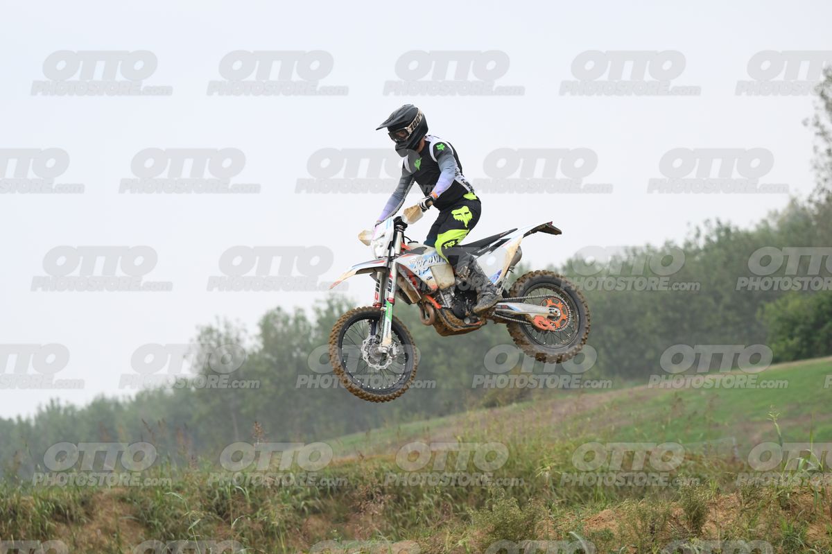 WHITE BIKE WITH PINK NUMBER PLATE - BLACK GREY FLUO GREEN FOX SUIT WITH FLUO YELLOW GREEN TEAL PANTS - BLACK GREY HELMET · DSH_0207