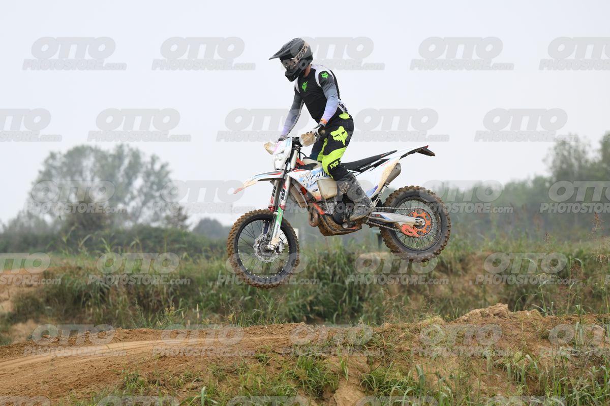 WHITE BIKE WITH PINK NUMBER PLATE - BLACK GREY FLUO GREEN FOX SUIT WITH FLUO YELLOW GREEN TEAL PANTS - BLACK GREY HELMET · DSH_0208