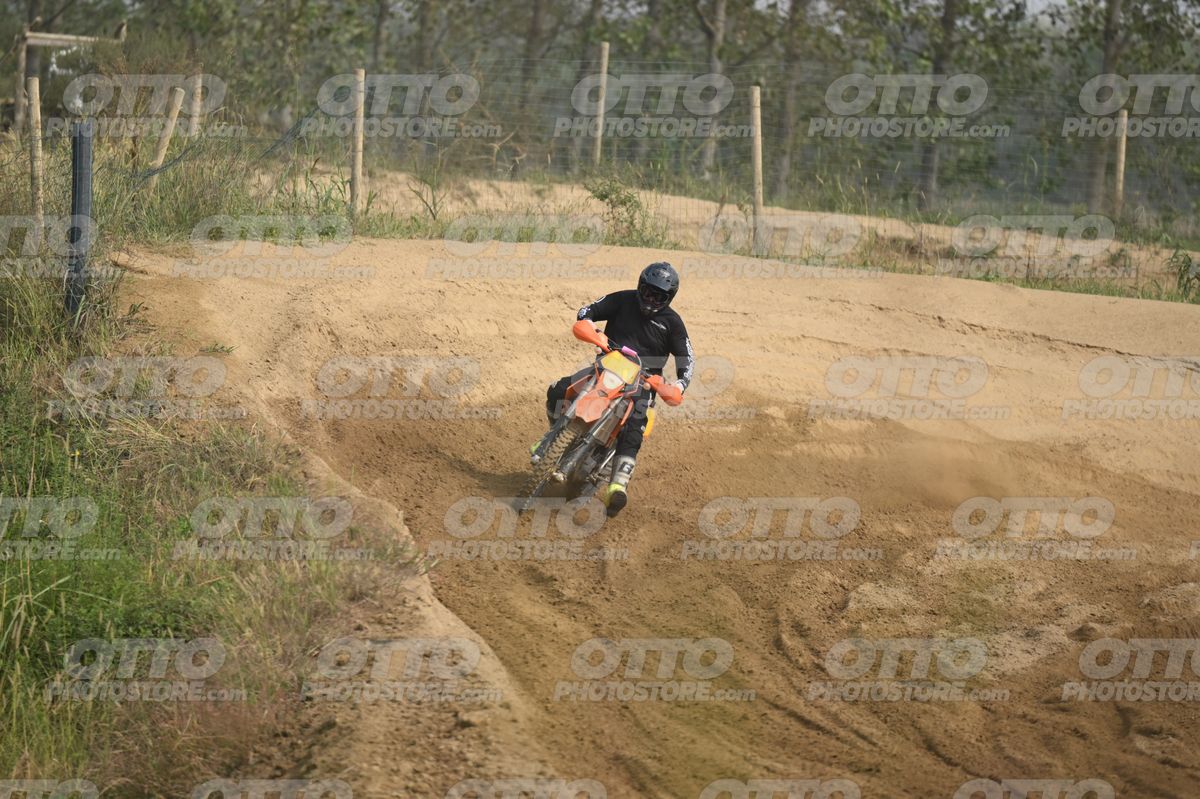KTM EXC ORANGE - BLACK SUIT WITH WHITE GRAPHICS - BLACK HELMET WITH GOGGLES - FLUO YELLOW BOOTS · DSH_0223