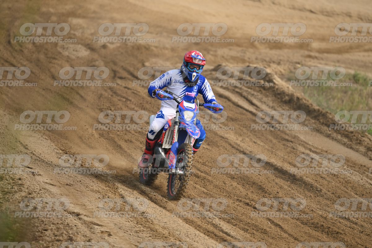 BETA RR BLUE RED WHITE - WHITE BLUE SUIT WITH BLUE GRAPHICS - RED BLUE HELMET · DSH_0236