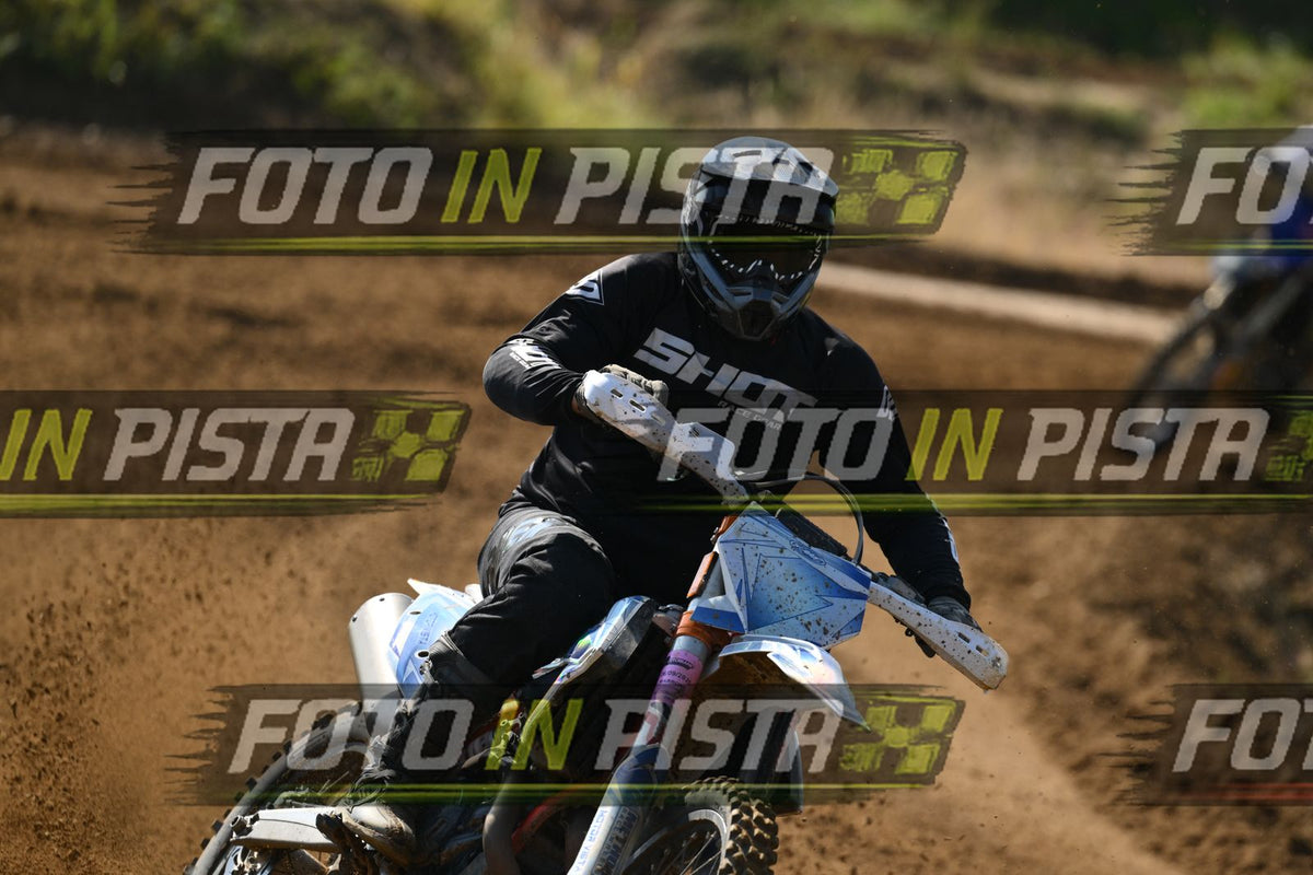 WHITE BLUE BIKE - ALL BLACK SHOT SUITE · DSH_0338