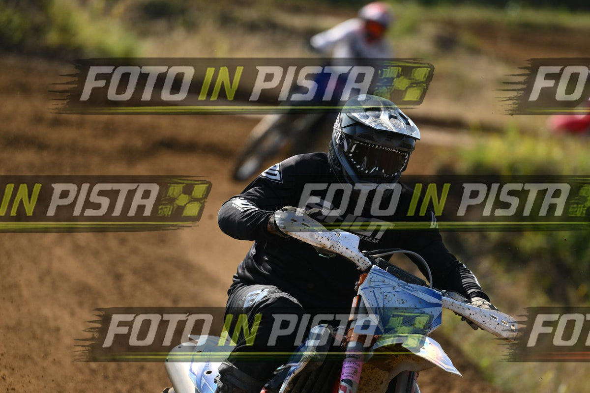 WHITE BLUE BIKE - ALL BLACK SHOT SUITE · DSH_0340