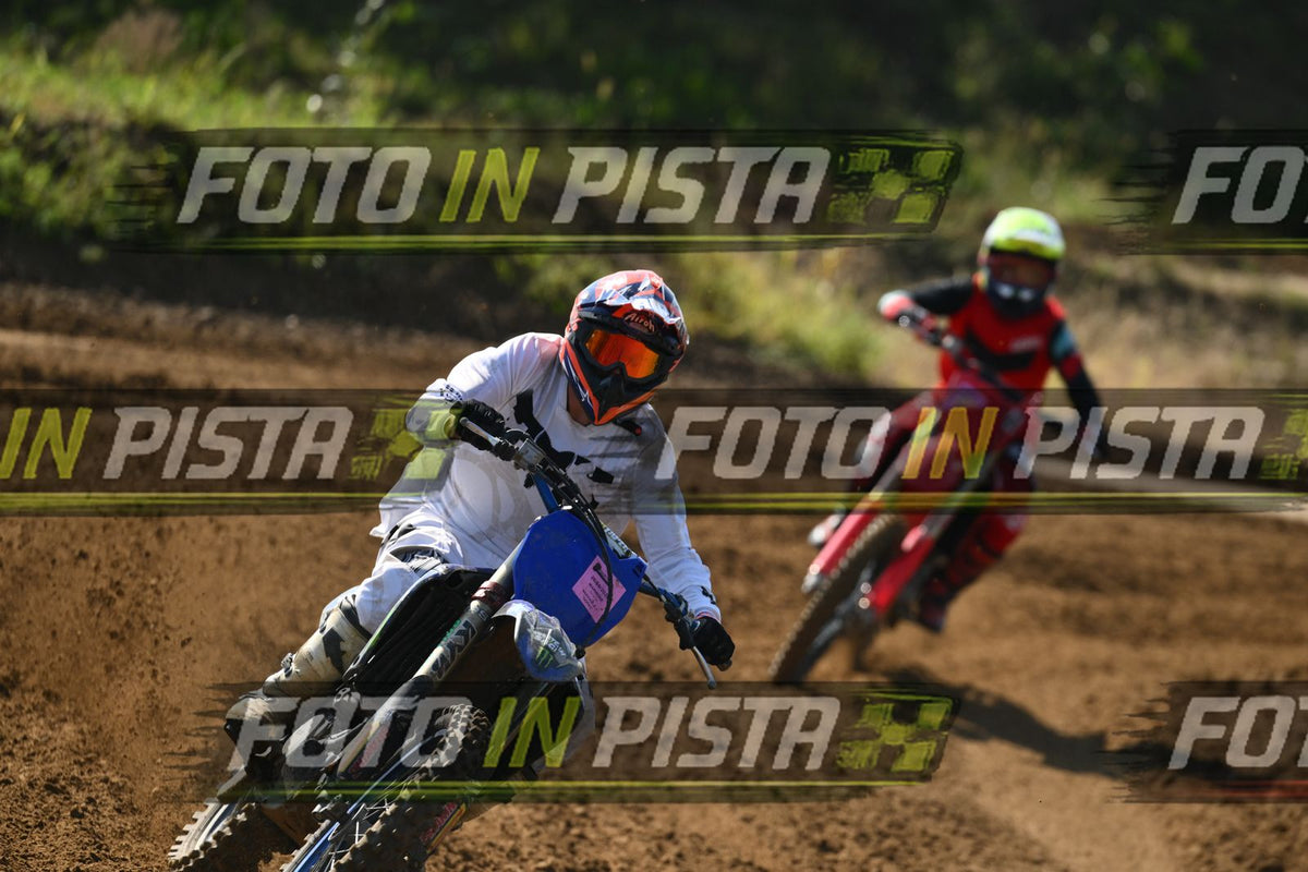 BLUE BIKE - WHITE SHIRT - ORANGE BLACK HELMET · DSH_0347