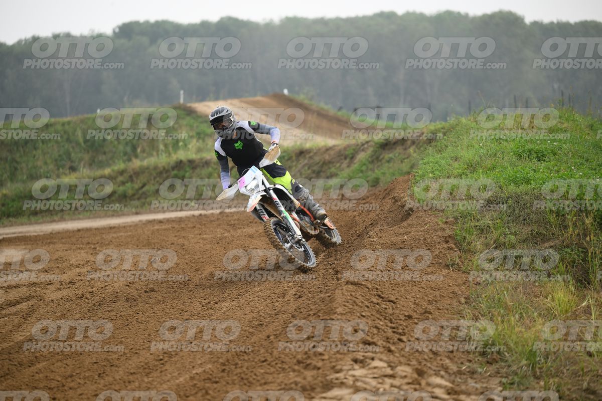 WHITE BIKE WITH PINK NUMBER PLATE - BLACK GREY FLUO GREEN FOX SUIT WITH FLUO YELLOW GREEN TEAL PANTS - BLACK GREY HELMET · DSH_0474