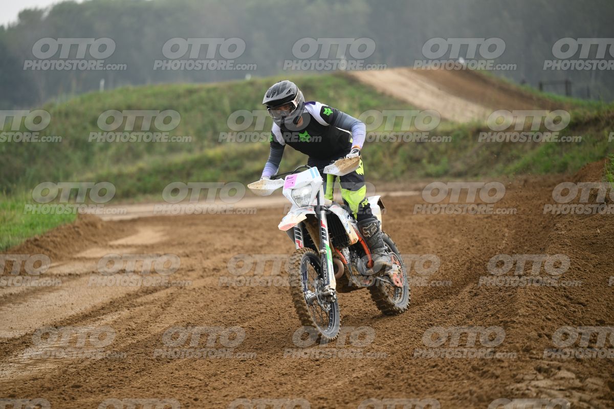 WHITE BIKE WITH PINK NUMBER PLATE - BLACK GREY FLUO GREEN FOX SUIT WITH FLUO YELLOW GREEN TEAL PANTS - BLACK GREY HELMET · DSH_0475
