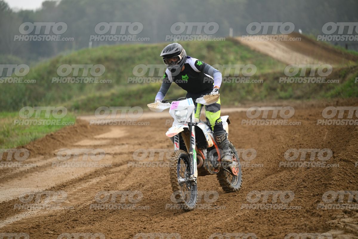 WHITE BIKE WITH PINK NUMBER PLATE - BLACK GREY FLUO GREEN FOX SUIT WITH FLUO YELLOW GREEN TEAL PANTS - BLACK GREY HELMET · DSH_0476
