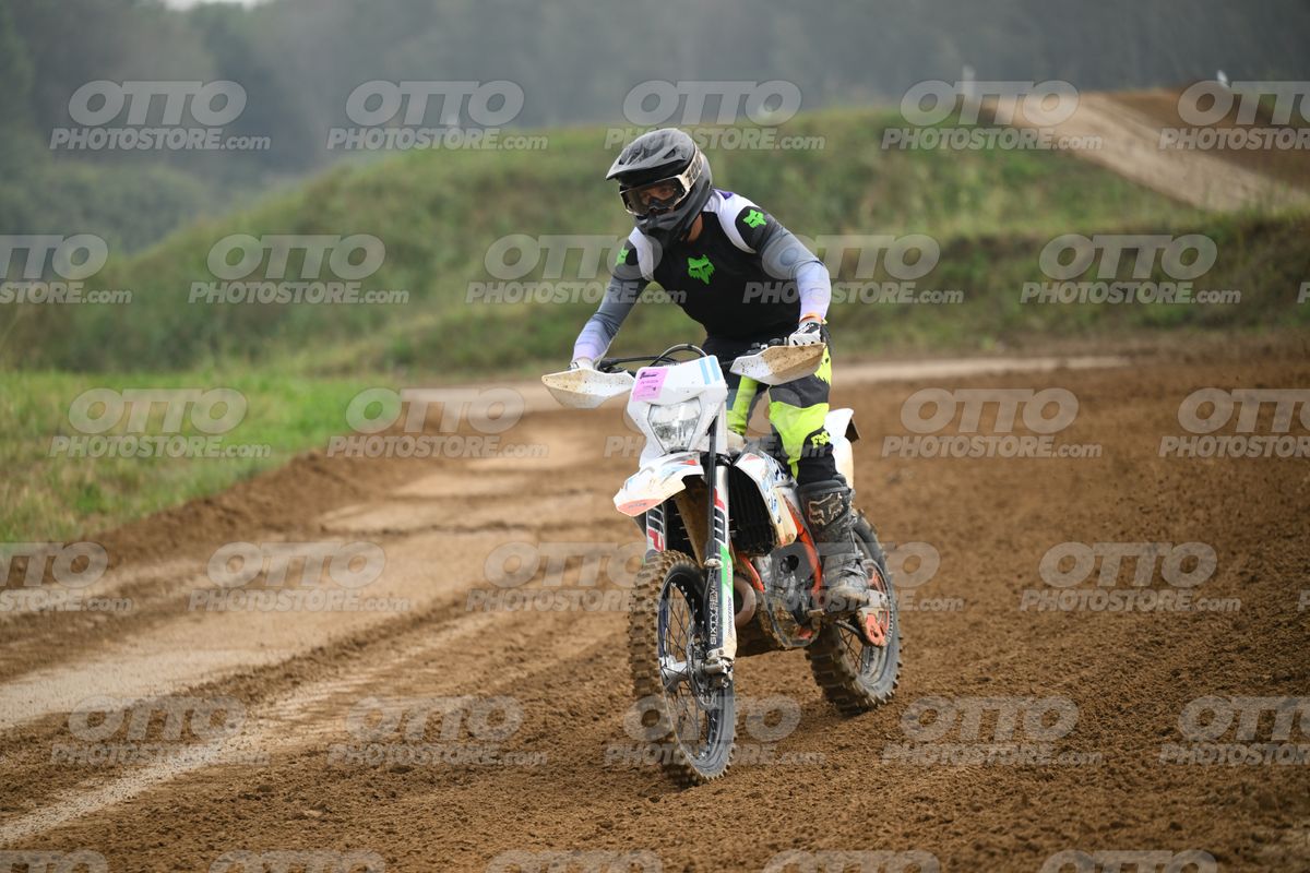 WHITE BIKE WITH PINK NUMBER PLATE - BLACK GREY FLUO GREEN FOX SUIT WITH FLUO YELLOW GREEN TEAL PANTS - BLACK GREY HELMET · DSH_0477
