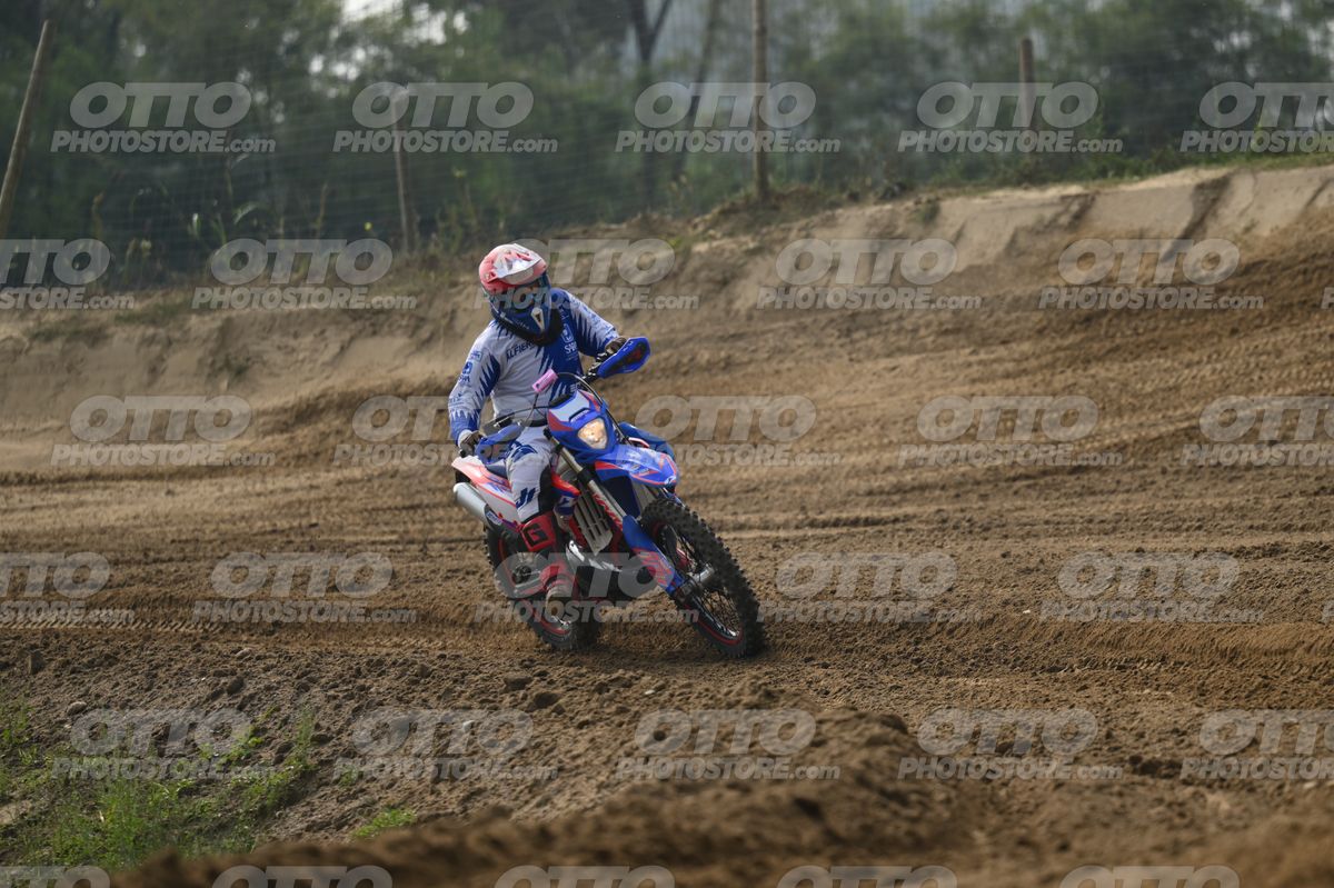 BETA RR BLUE RED WHITE - WHITE BLUE SUIT WITH BLUE GRAPHICS - RED BLUE HELMET · DSH_0521