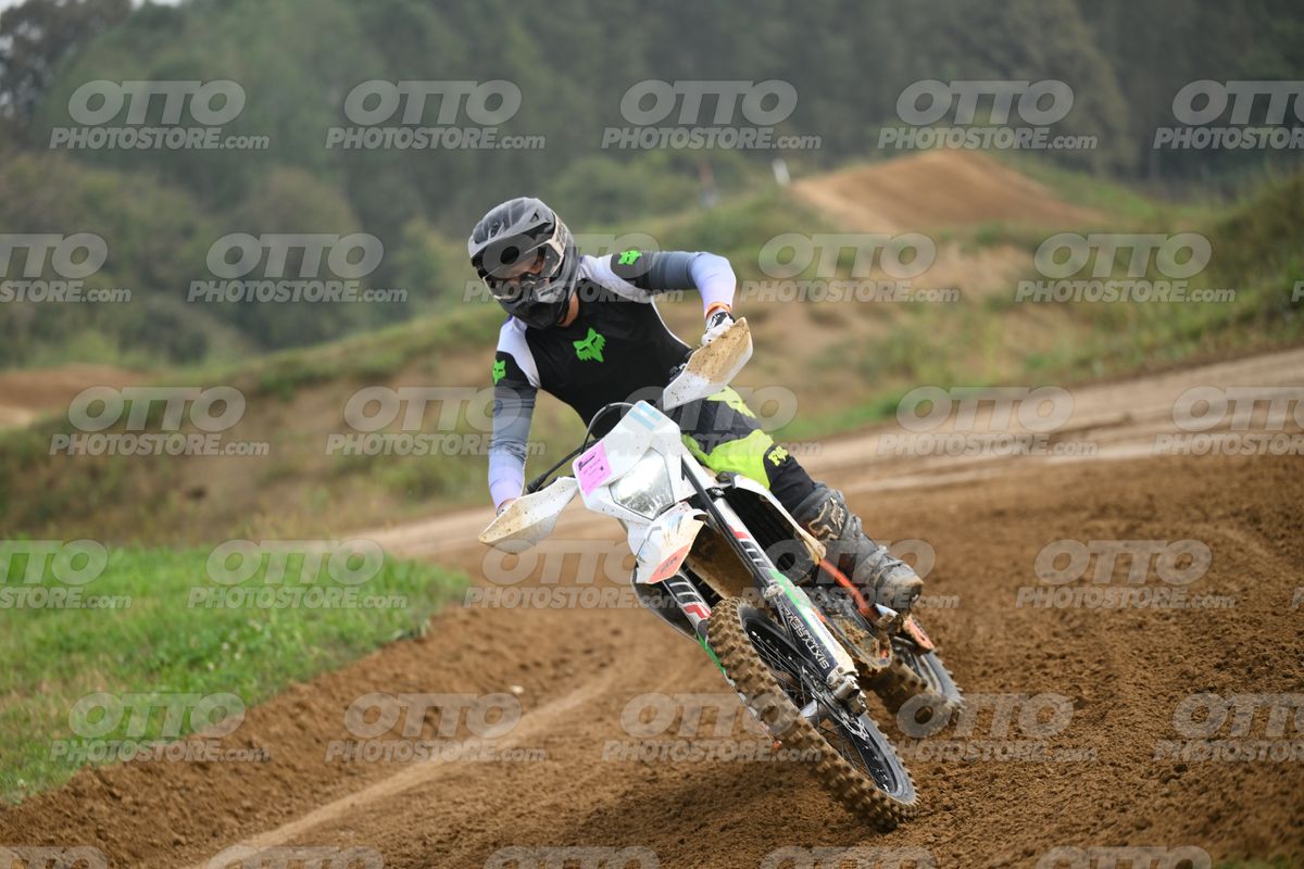 WHITE BIKE WITH PINK NUMBER PLATE - BLACK GREY FLUO GREEN FOX SUIT WITH FLUO YELLOW GREEN TEAL PANTS - BLACK GREY HELMET · DSH_0544