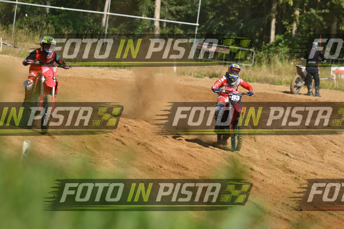 4 RED HONDA YELLOW HELMET · DSH_0570