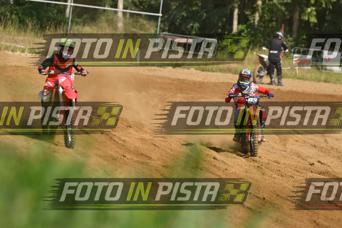 4 RED HONDA YELLOW HELMET · DSH_0573