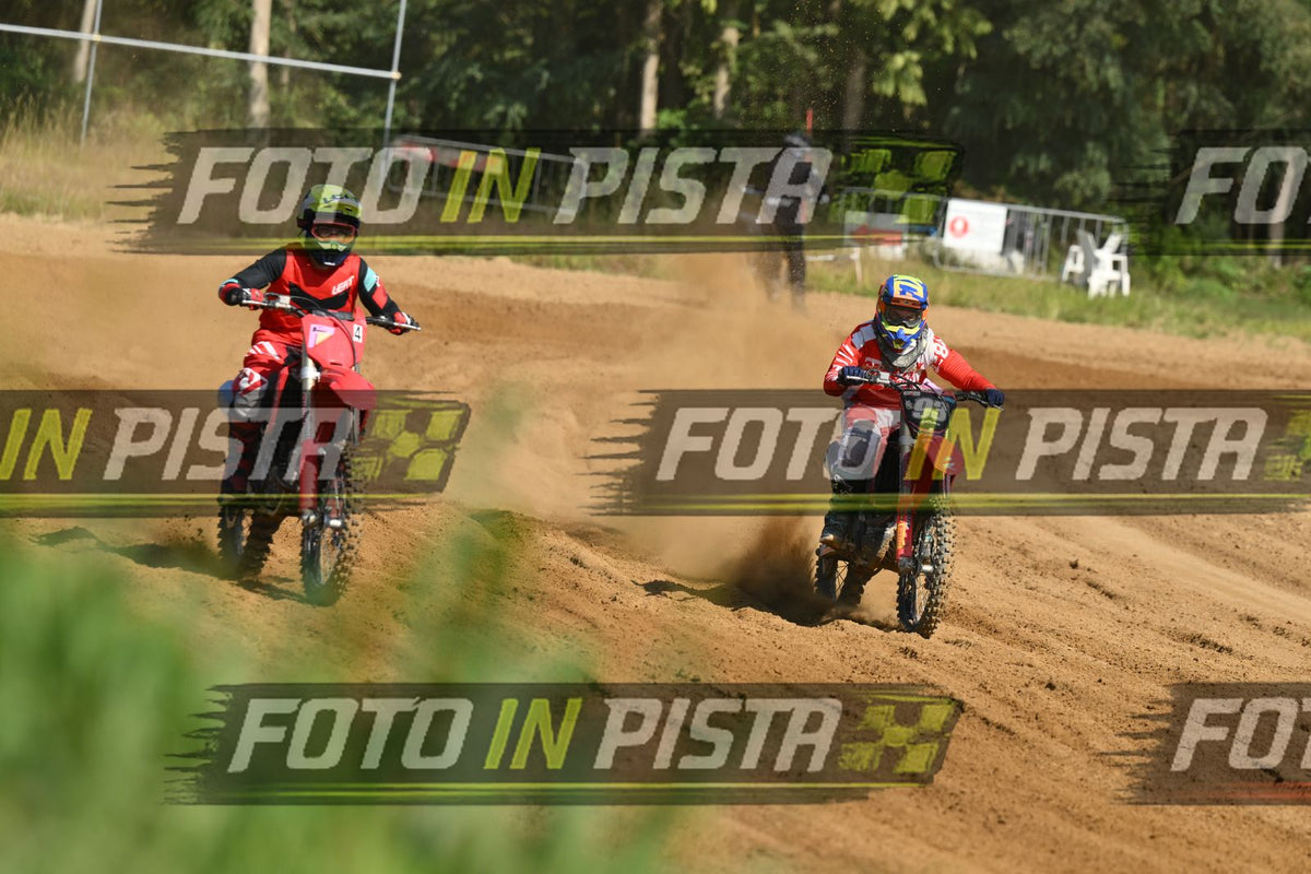 4 RED HONDA YELLOW HELMET · DSH_0575