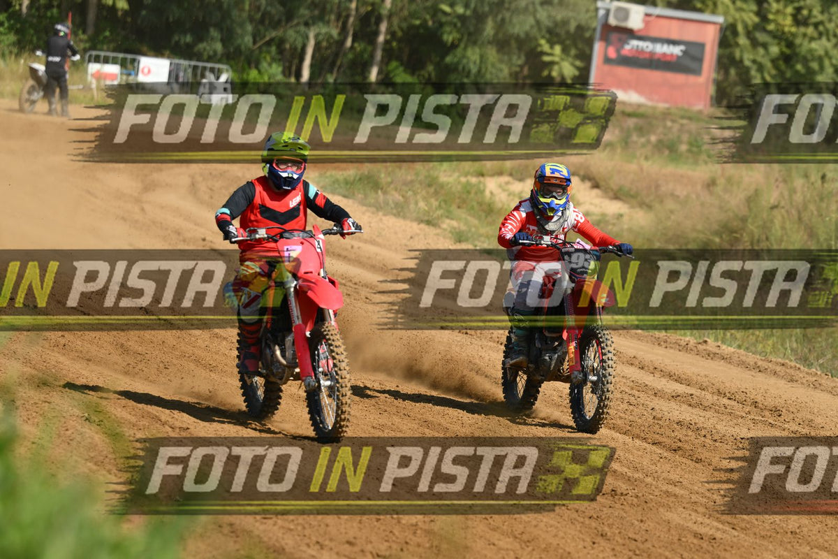 4 RED HONDA YELLOW HELMET · DSH_0582