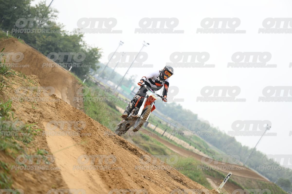 KTM ORANGE WHITE - BLACK WHITE ORANGE SUIT - BLACK ORANGE HELMET · DSH_0774