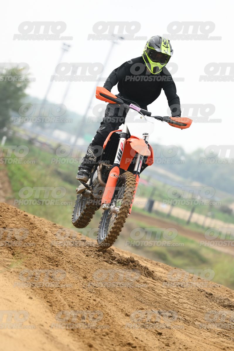 KTM SX ORANGE WHITE - ALL BLACK SUIT - FLUO YELLOW BLACK HELMET · DSH_0813