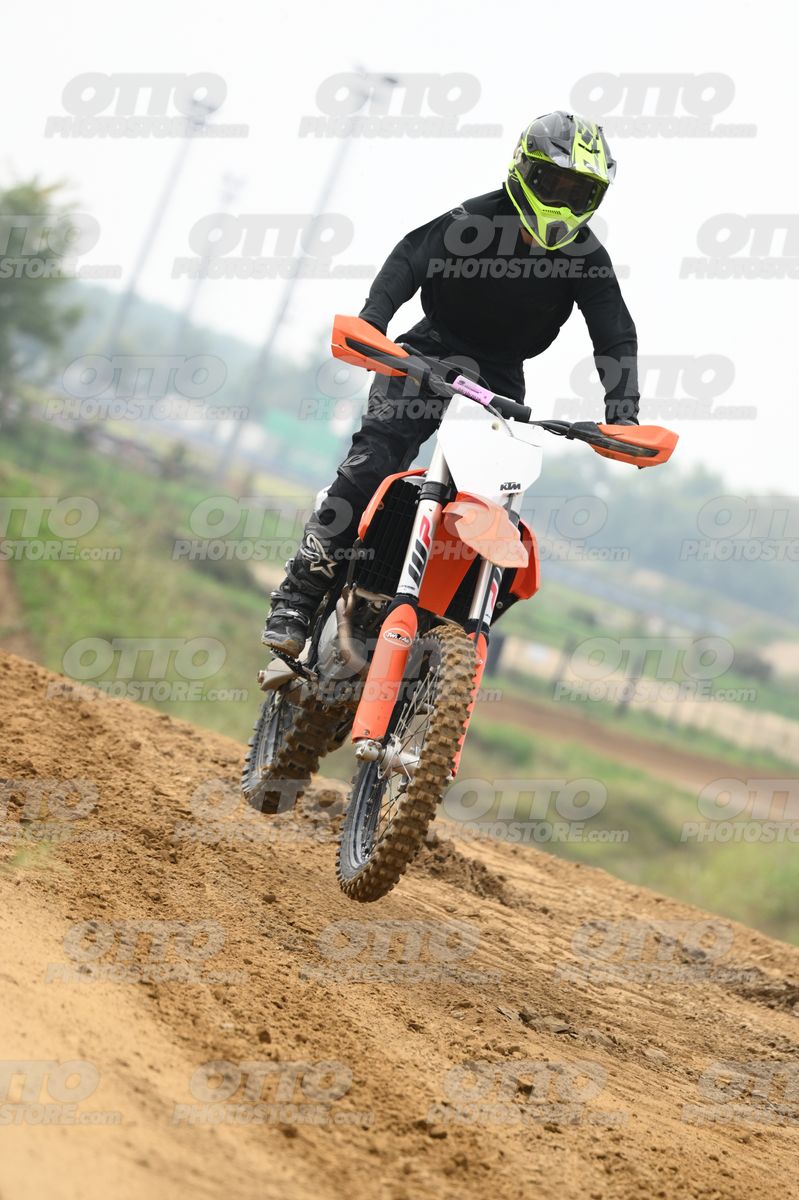 KTM SX ORANGE WHITE - ALL BLACK SUIT - FLUO YELLOW BLACK HELMET · DSH_0814