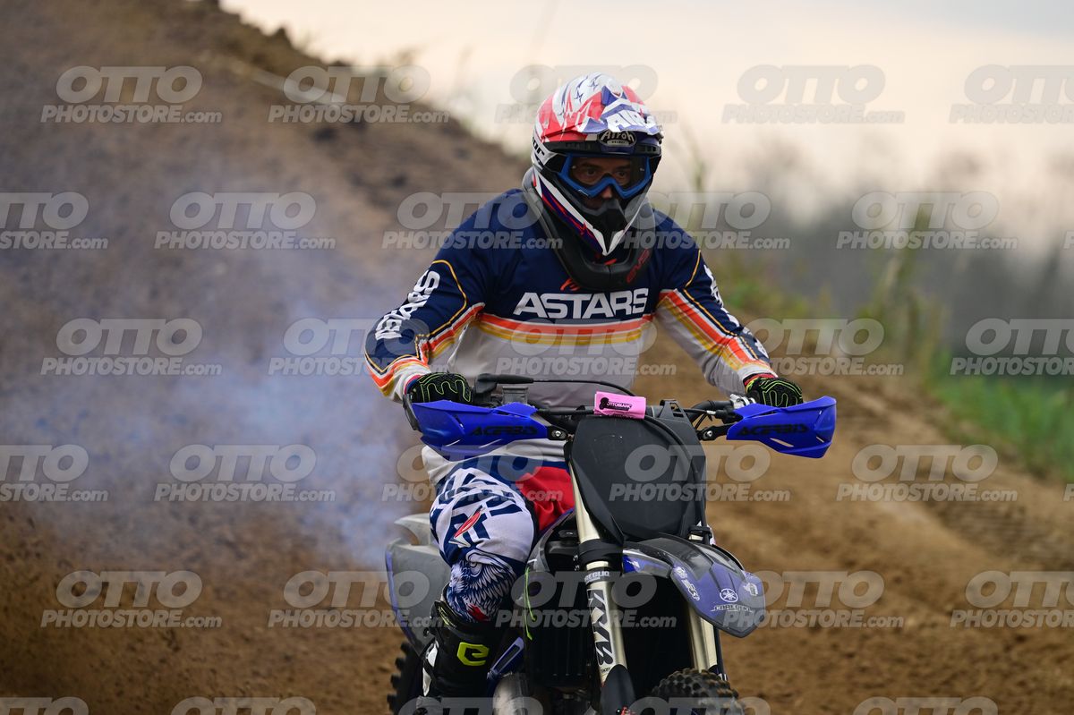 0 - YAMAHA WHITE BLACK - WHITE RED SUITE (WHITE RED HELMET) · DSH_0851