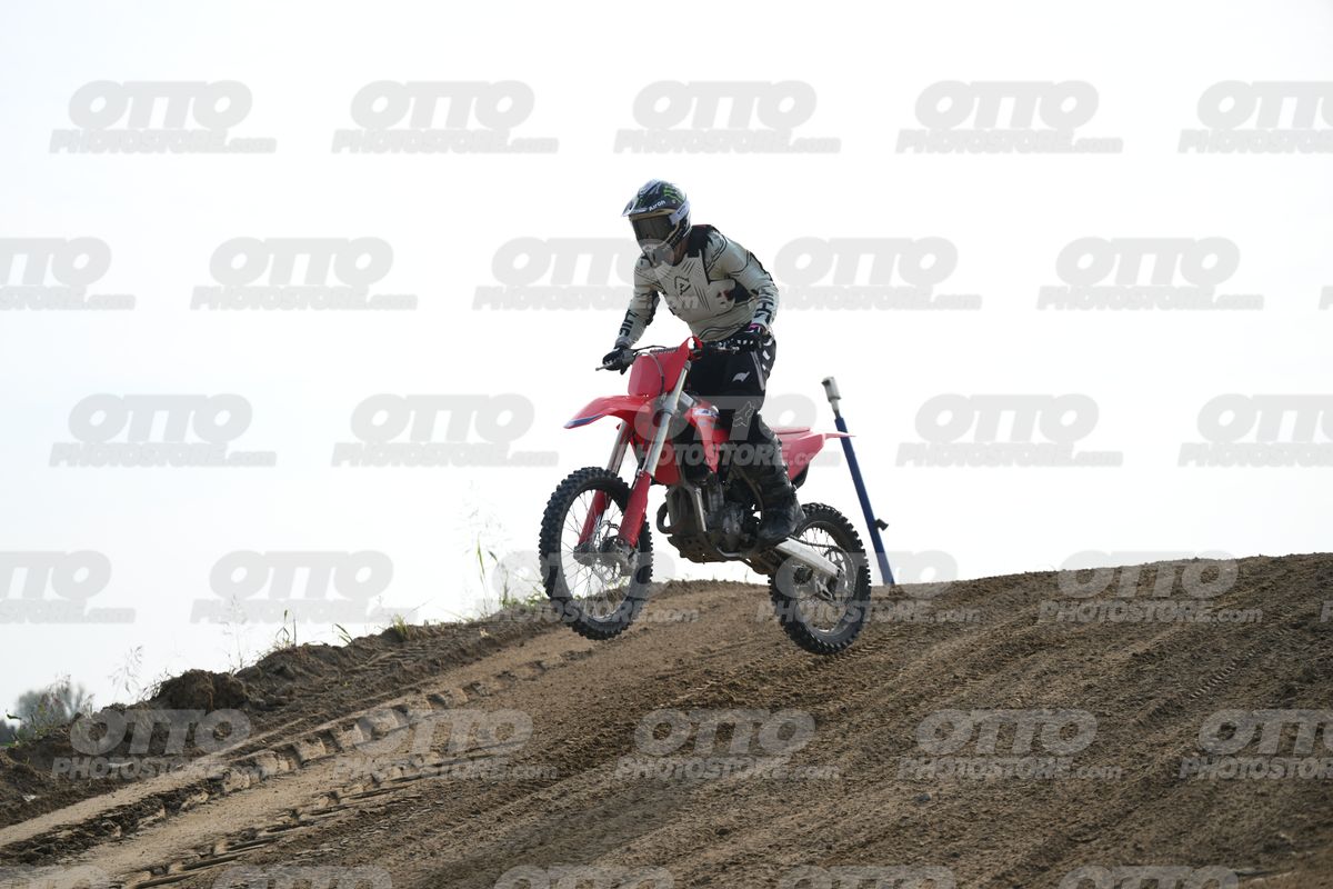 HONDA CRF RED - WHITE BLACK SUIT WITH BLACK PANTS - BLACK WHITE GREEN HELMET WITH MONSTER GRAPHICS · DSH_1624