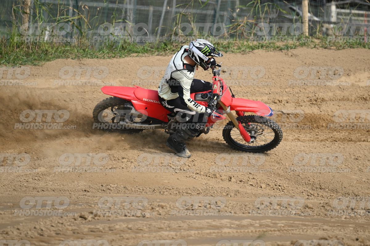 HONDA CRF RED - WHITE BLACK SUIT WITH BLACK PANTS - BLACK WHITE GREEN HELMET WITH MONSTER GRAPHICS · DSH_1635