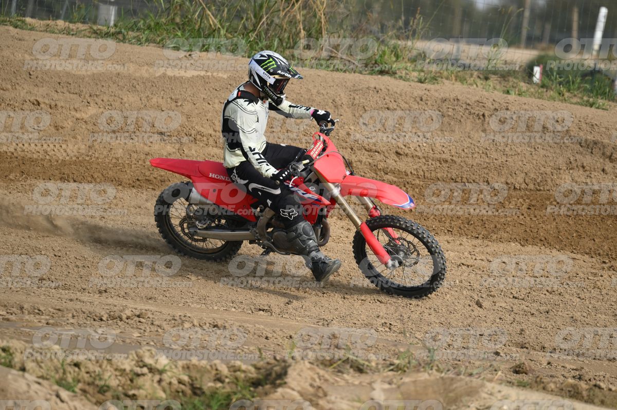 HONDA CRF RED - WHITE BLACK SUIT WITH BLACK PANTS - BLACK WHITE GREEN HELMET WITH MONSTER GRAPHICS · DSH_1638