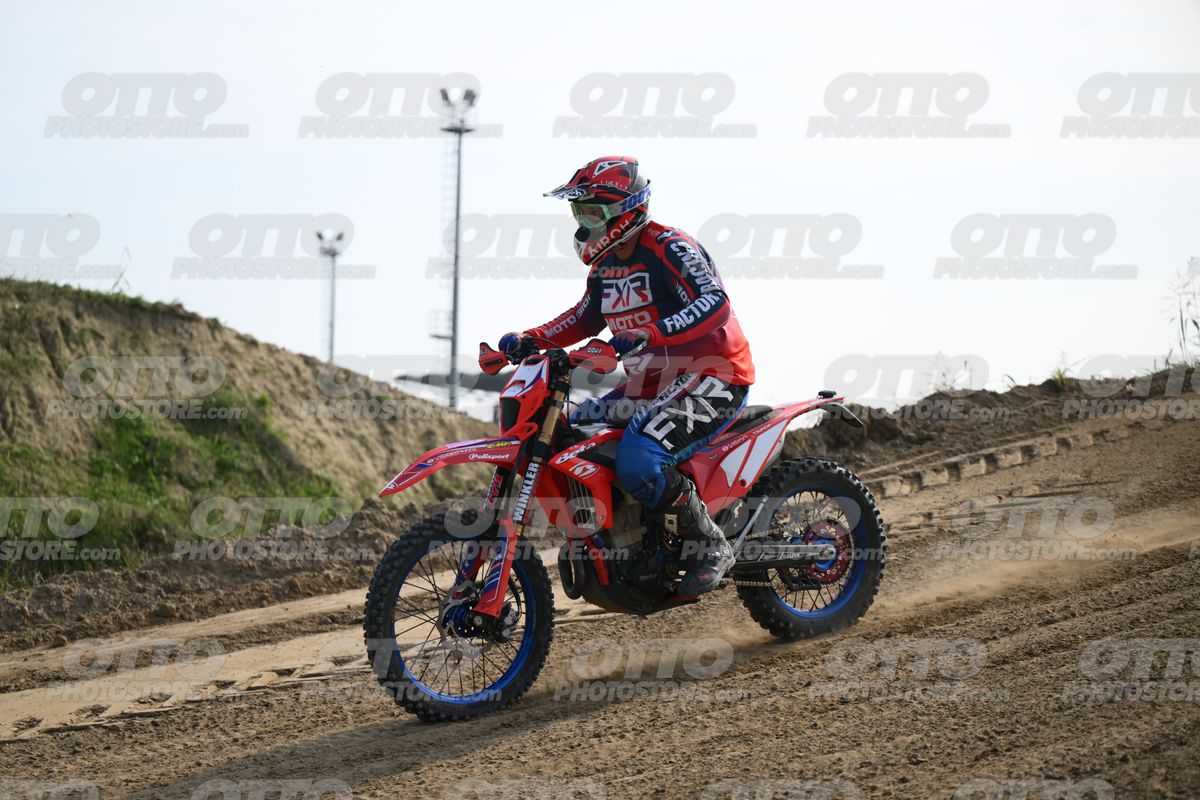 BETA RR RED WHITE BLUE - RED BLACK FXR SUIT WITH BLUE PANTS - WHITE RED HELMET WITH GREEN GOGGLES · DSH_1690