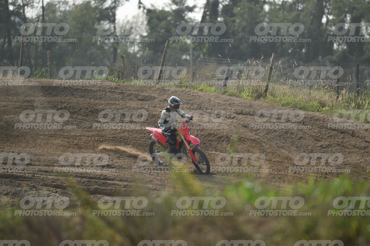 HONDA CRF RED - WHITE BLACK SUIT WITH BLACK PANTS - BLACK WHITE GREEN HELMET WITH MONSTER GRAPHICS · DSH_1695