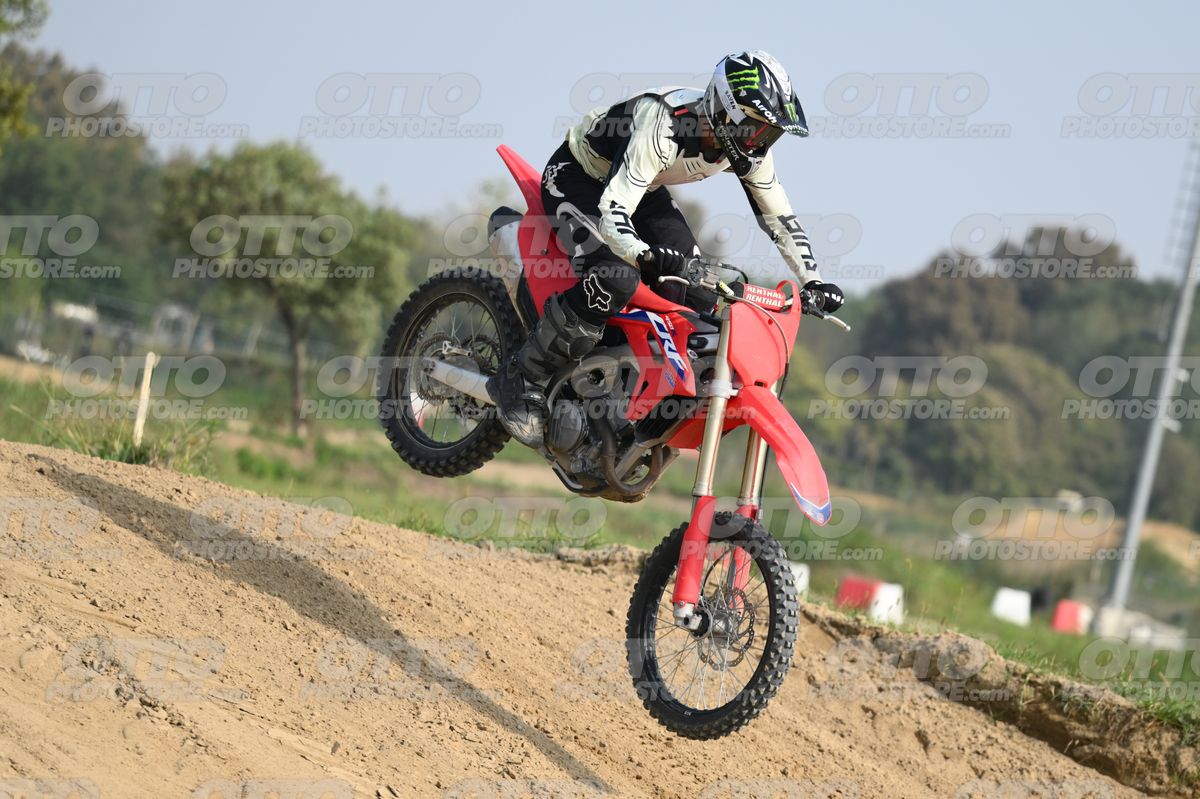 HONDA CRF RED - WHITE BLACK SUIT WITH BLACK PANTS - BLACK WHITE GREEN HELMET WITH MONSTER GRAPHICS · DSH_1925