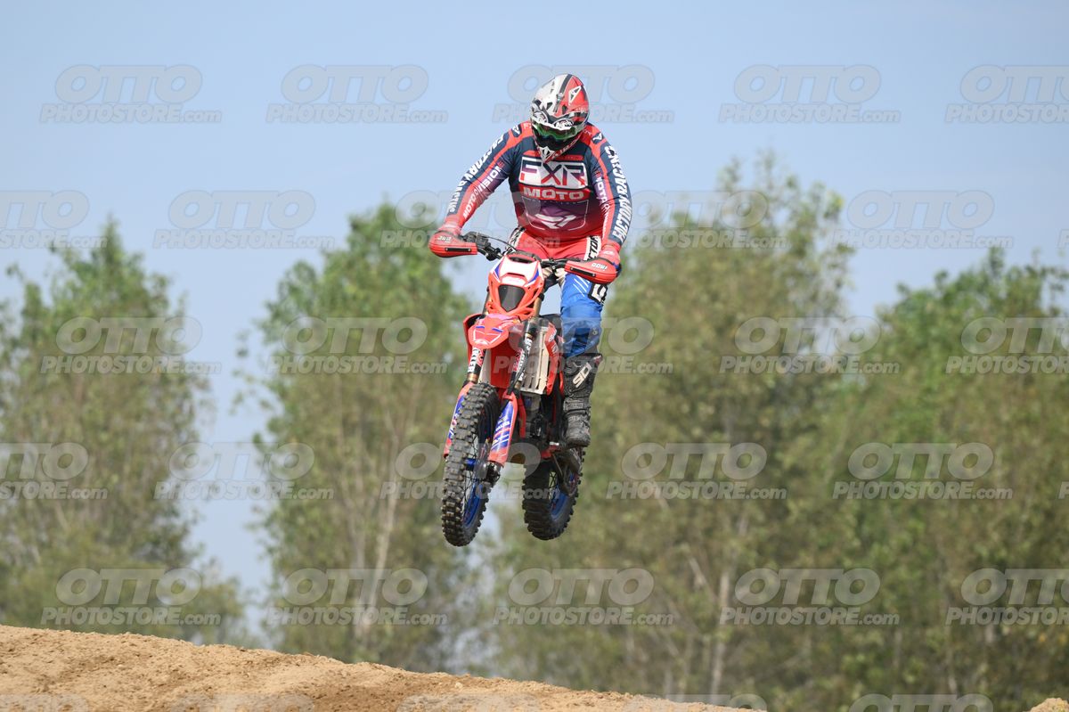BETA RR RED WHITE BLUE - RED BLACK FXR SUIT WITH BLUE PANTS - WHITE RED HELMET WITH GREEN GOGGLES · DSH_2105