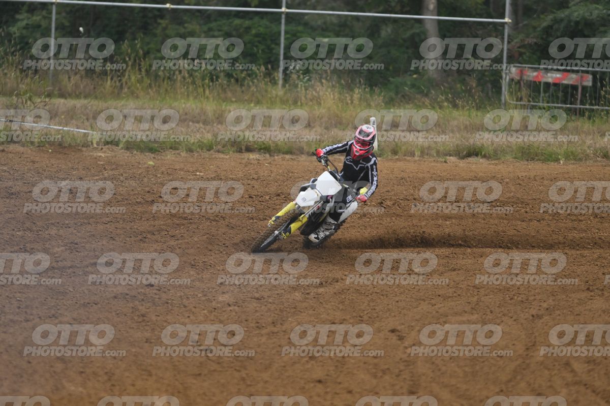 0 HUSQ WHITE YELLOW - BLACK SUITE - RED HELMET · DSH_2372