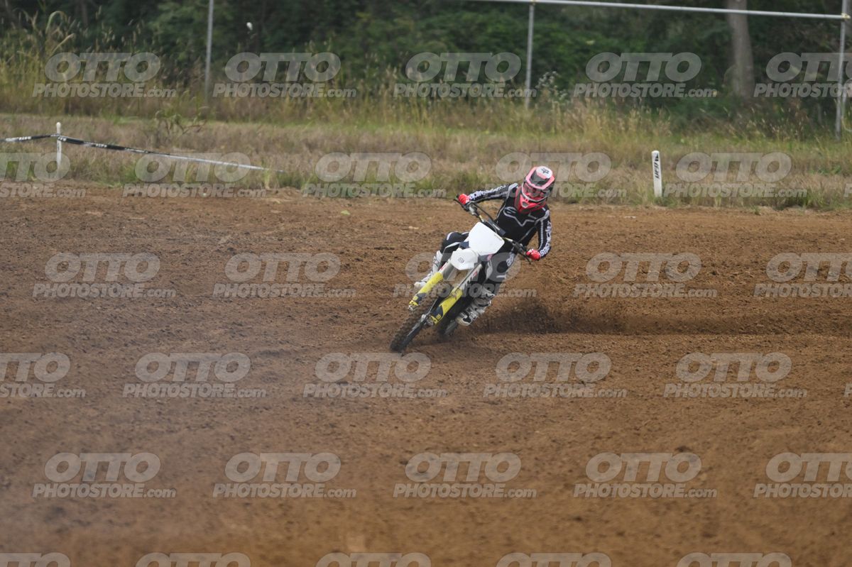 0 HUSQ WHITE YELLOW - BLACK SUITE - RED HELMET · DSH_2373