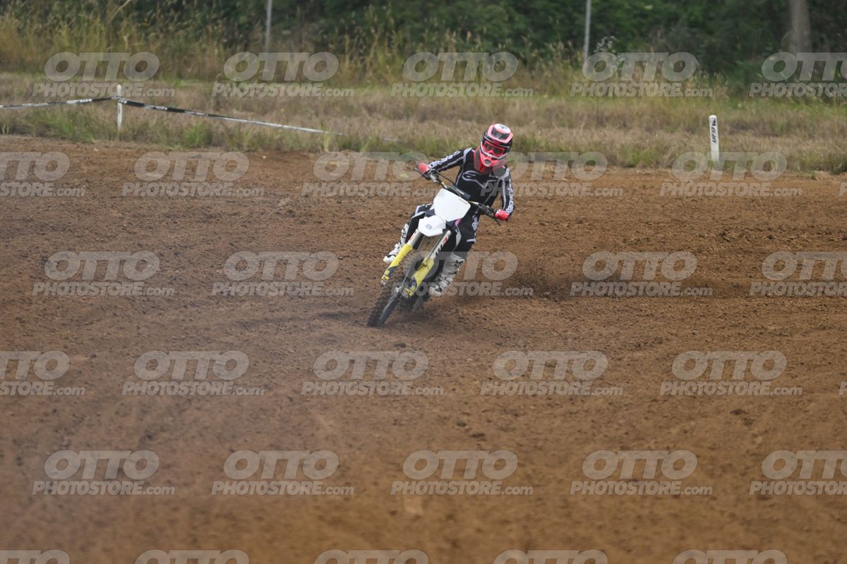 0 HUSQ WHITE YELLOW - BLACK SUITE - RED HELMET · DSH_2374