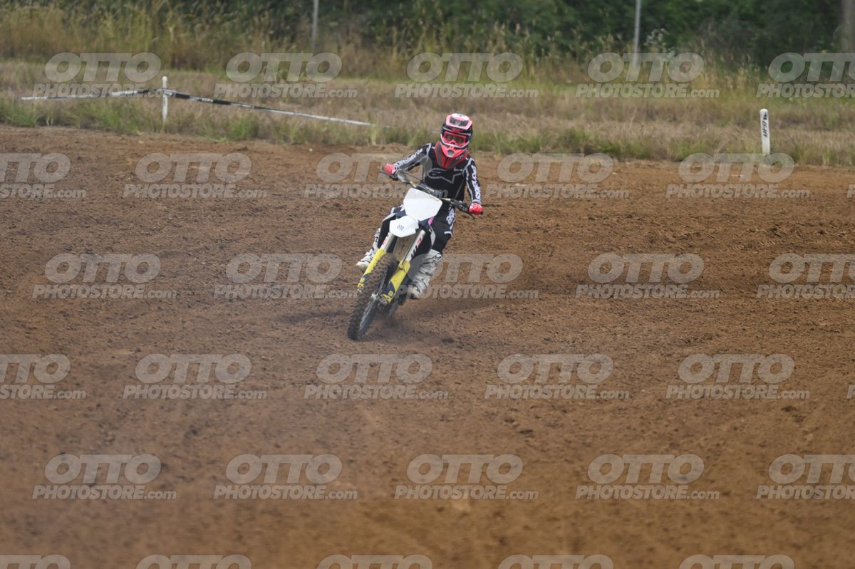 0 HUSQ WHITE YELLOW - BLACK SUITE - RED HELMET · DSH_2375