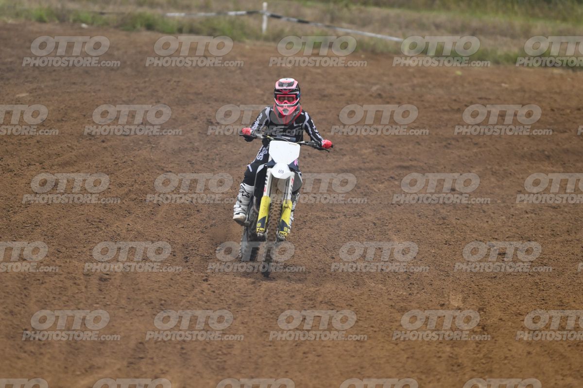 0 HUSQ WHITE YELLOW - BLACK SUITE - RED HELMET · DSH_2377