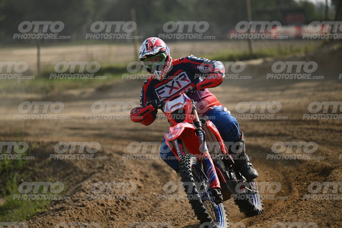 BETA RR RED WHITE BLUE - RED BLACK FXR SUIT WITH BLUE PANTS - WHITE RED HELMET WITH GREEN GOGGLES · DSH_2400