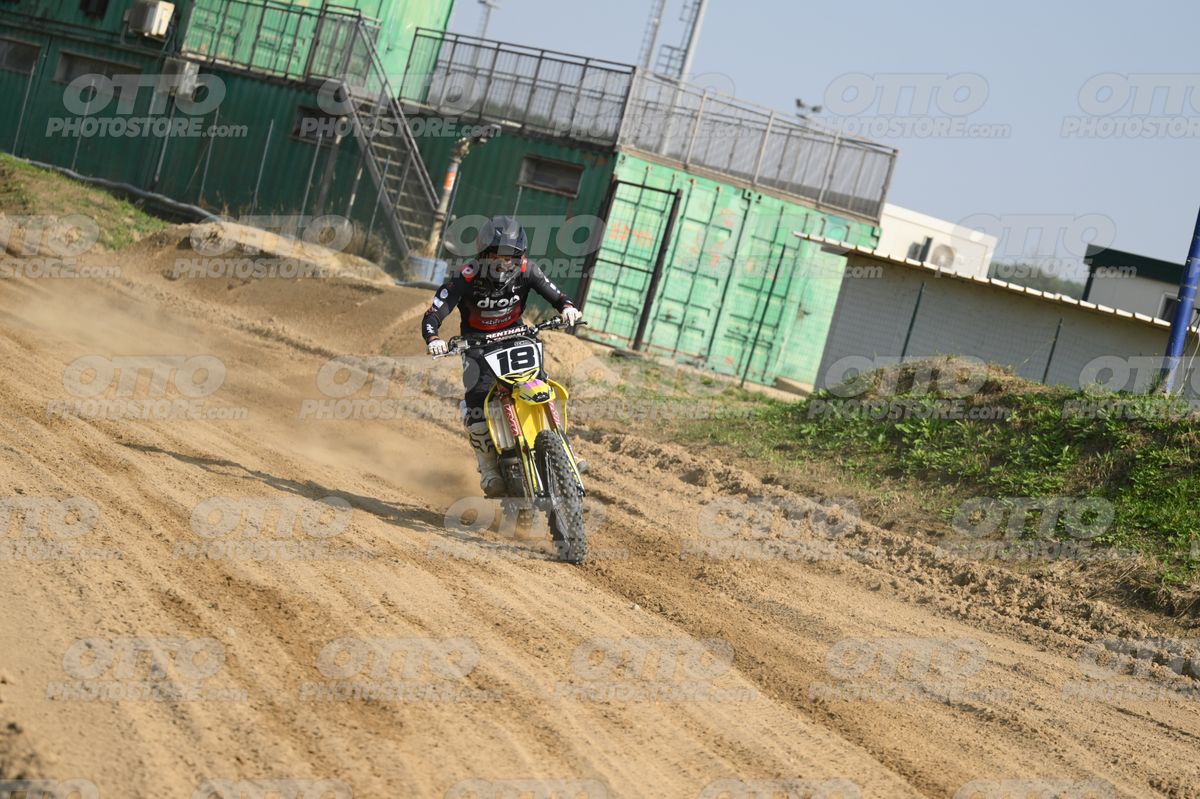 18 · DSH_3054