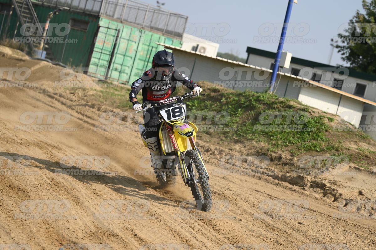 18 · DSH_3057