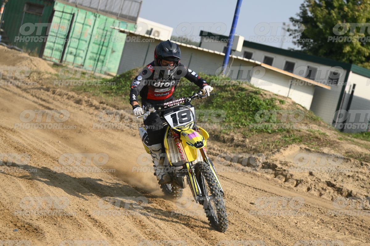 18 · DSH_3058