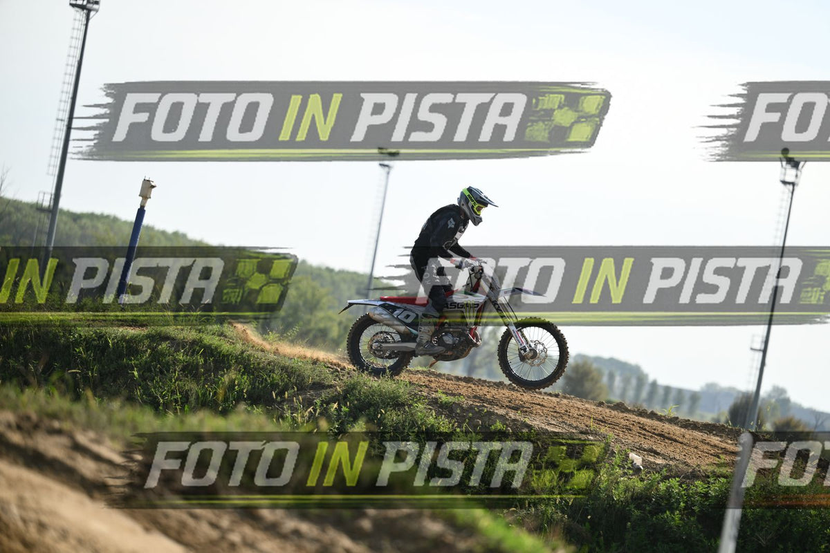 10 gas gas · DSH_3189