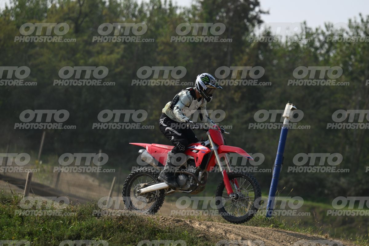 HONDA CRF RED - WHITE BLACK SUIT WITH BLACK PANTS - BLACK WHITE GREEN HELMET WITH MONSTER GRAPHICS · DSH_3201