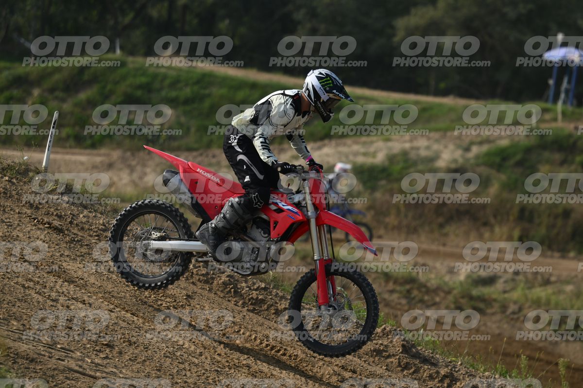 HONDA CRF RED - WHITE BLACK SUIT WITH BLACK PANTS - BLACK WHITE GREEN HELMET WITH MONSTER GRAPHICS · DSH_3209