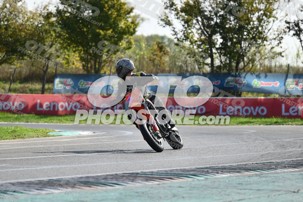 SUPERMOTO KTM ORANGE - BLACK YELLOW SUITE - GREY HELMET · DSH_3472
