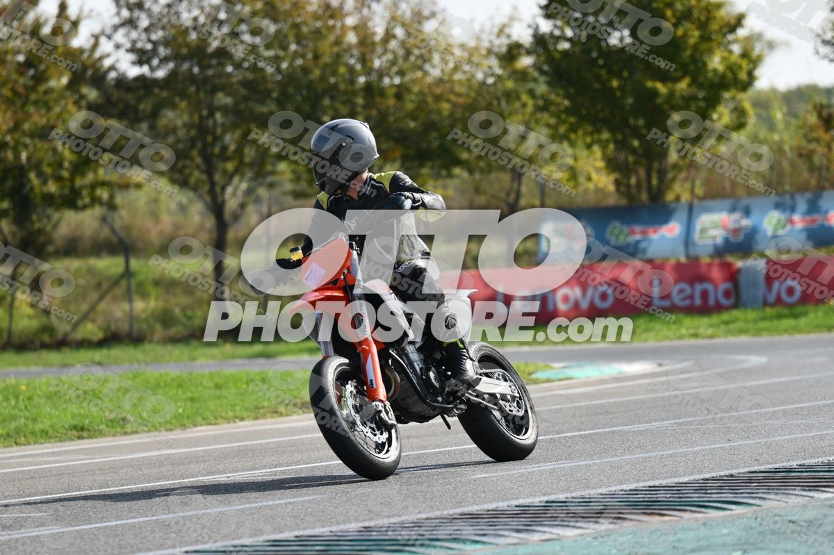SUPERMOTO KTM ORANGE - BLACK YELLOW SUITE - GREY HELMET · DSH_3474
