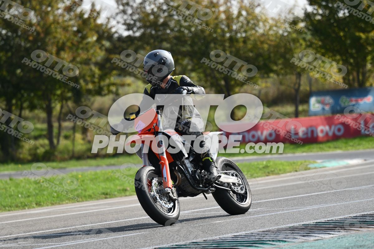 SUPERMOTO KTM ORANGE - BLACK YELLOW SUITE - GREY HELMET · DSH_3475