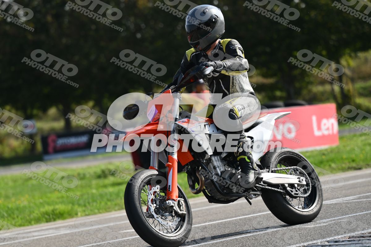 SUPERMOTO KTM ORANGE - BLACK YELLOW SUITE - GREY HELMET · DSH_3477
