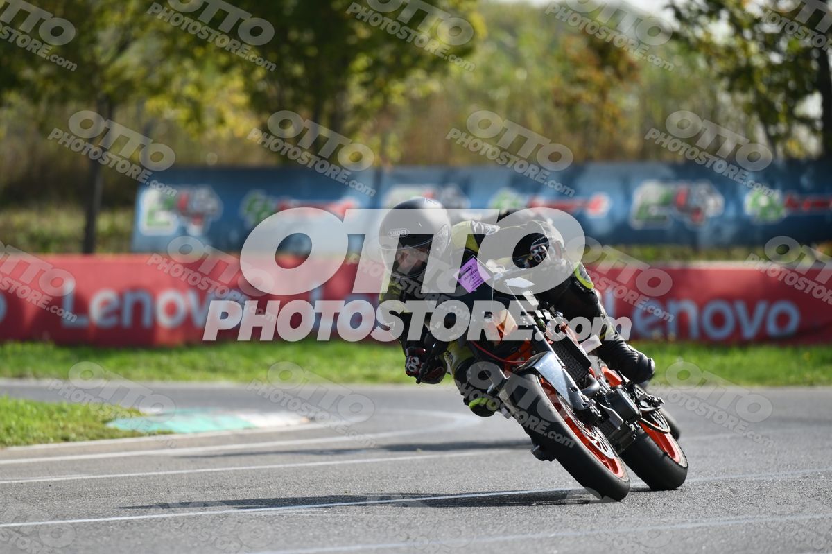 SUPERMOTO KTM DUKE ORANGE BLACK - BLACK YELLOW SUIT - BLACK HELMET · DSH_3601