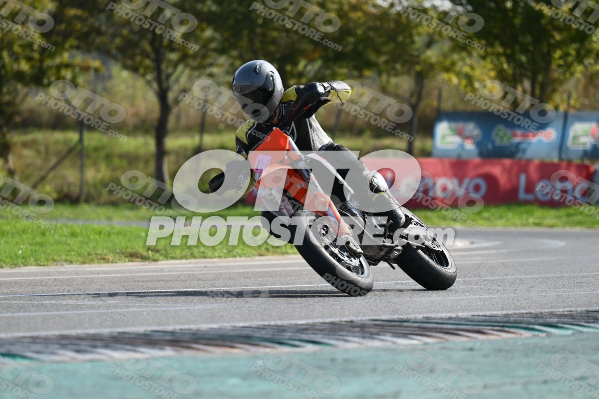 SUPERMOTO KTM ORANGE - BLACK YELLOW SUITE - GREY HELMET · DSH_3638